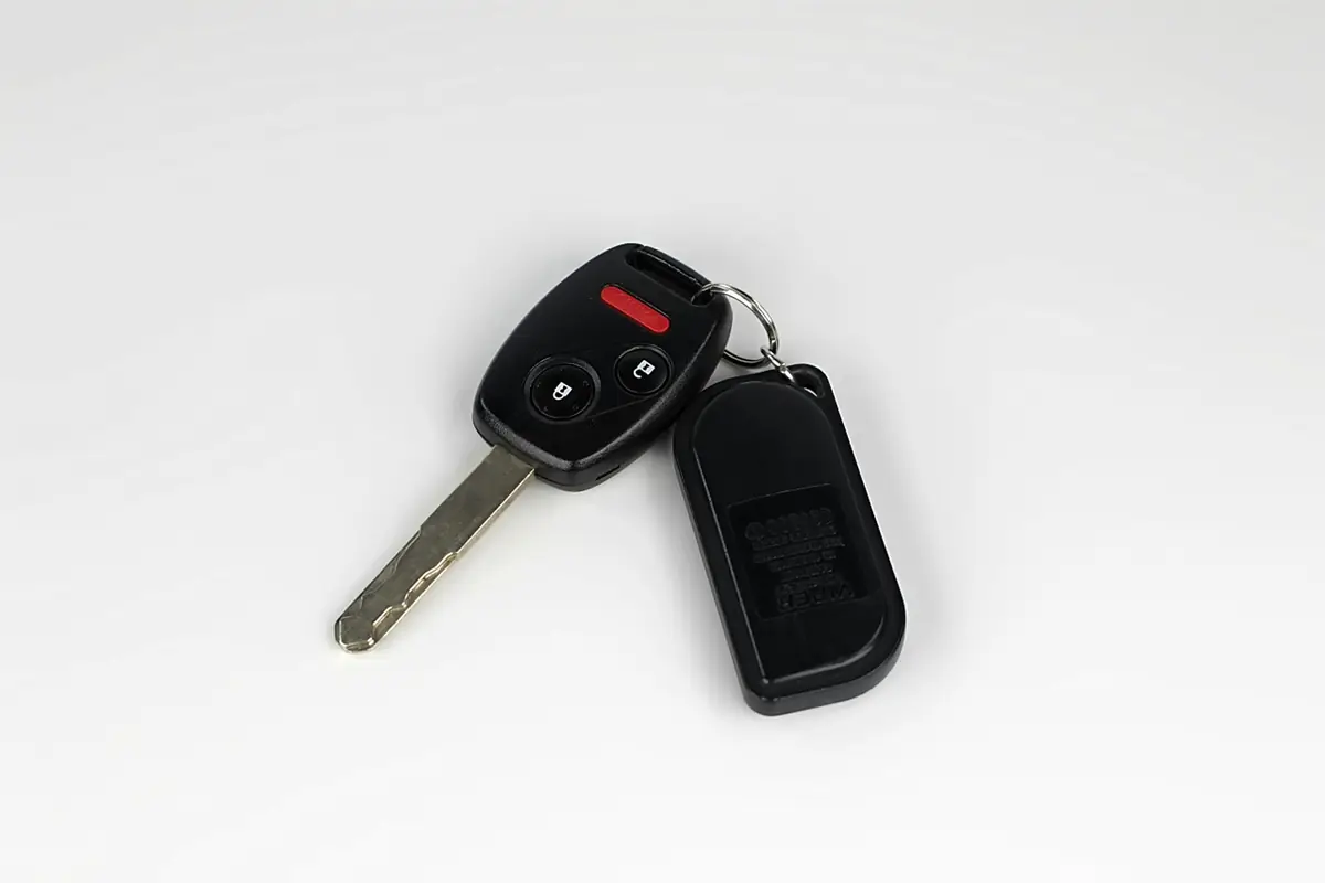 Llave de un coche de alquiler sobre una mesa
