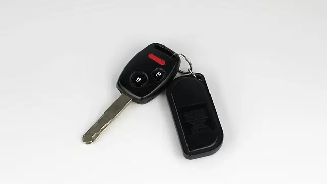 Llave de un coche de alquiler sobre una mesa