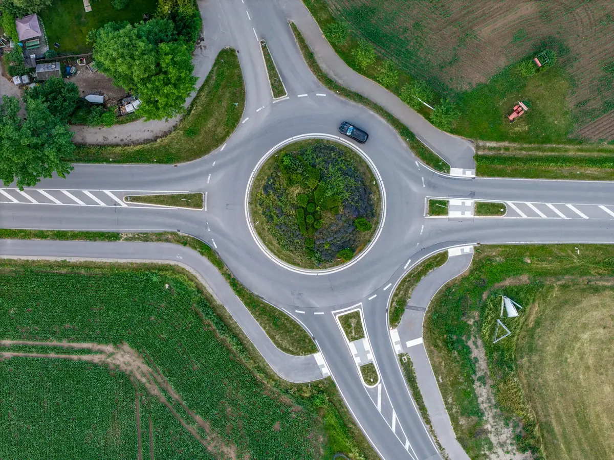 Vista aérea de un coche circulando por una rotonda