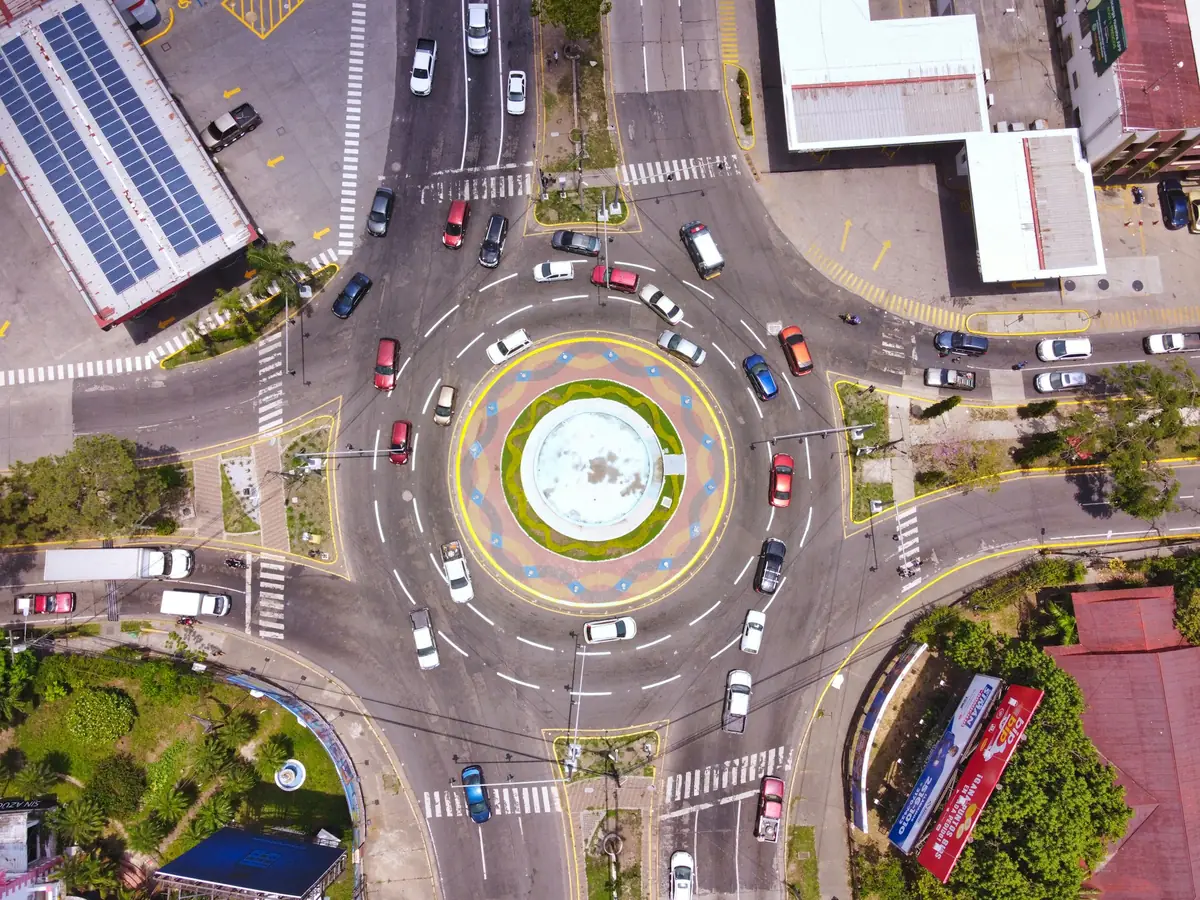 Rotonda urbana con mucho tráfico vista desde arriba