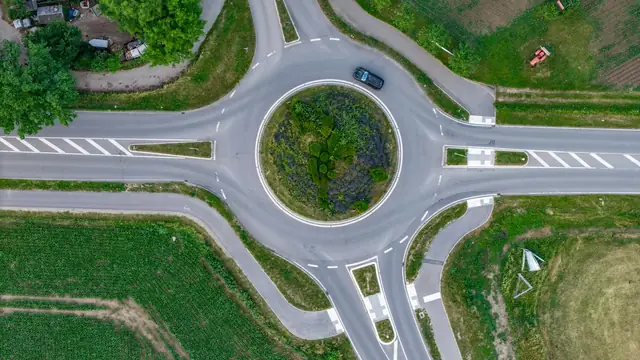 Vista aérea de un coche circulando por una rotonda