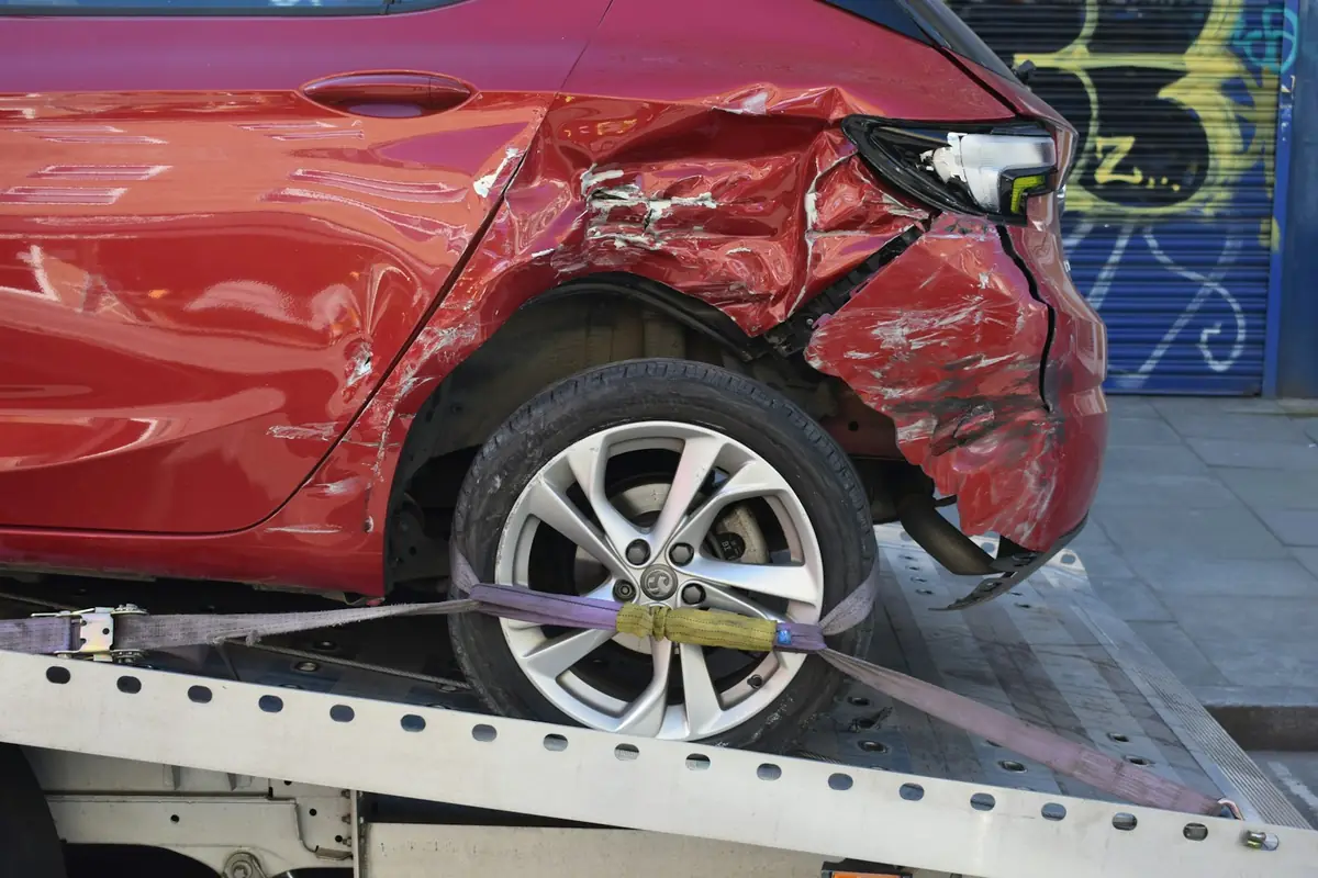 Coche siniestrado cargado en una grúa