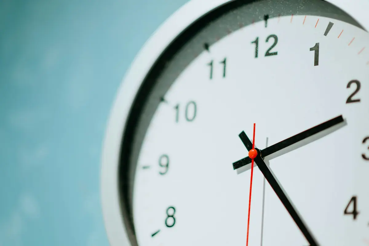Reloj de pared que marca el paso del tiempo mientras se espera la indemnización