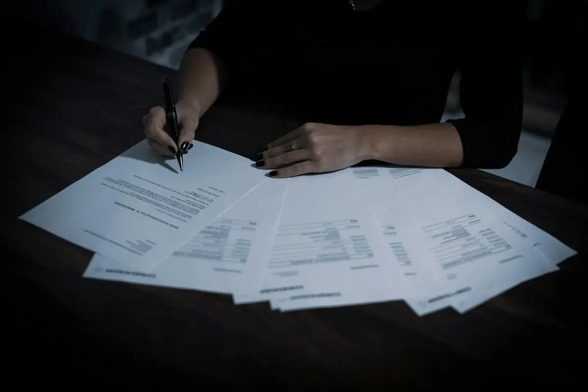 Mujer revisando documentación de su reclamación a la aseguradora