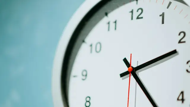 Reloj de pared que marca el paso del tiempo mientras se espera la indemnización