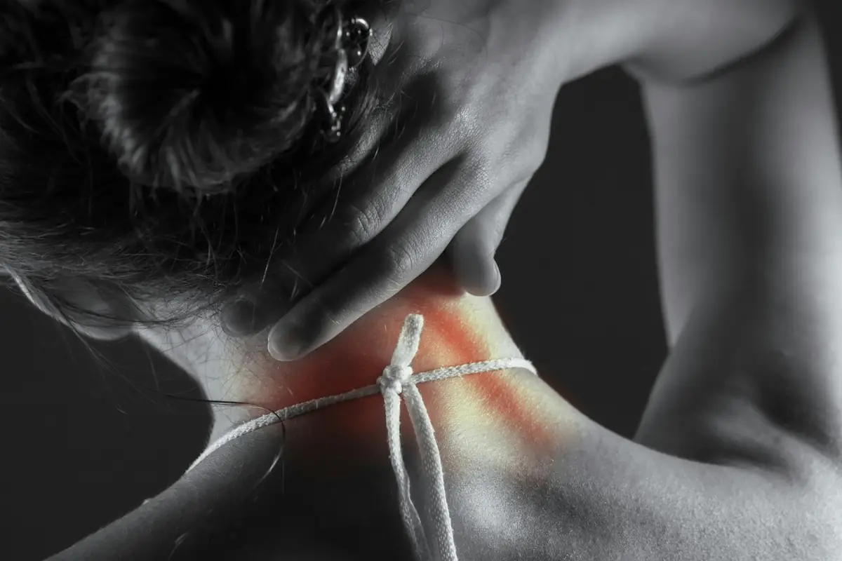 Zona del cuello dolorida por una cervicalgia