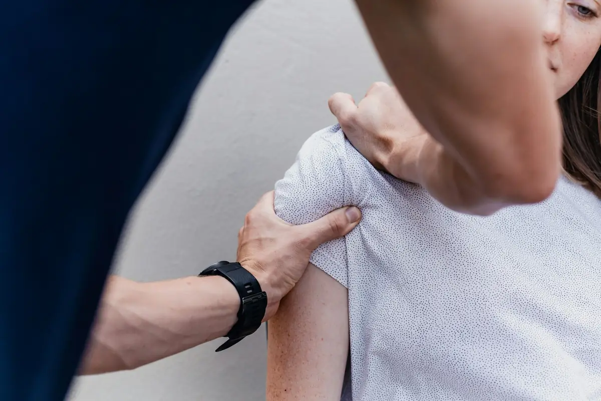 Fisioterapeuta tratando la zona cervical y el hombro de un paciente