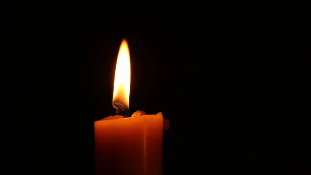Vela encendida en recuerdo de un hijo fallecido