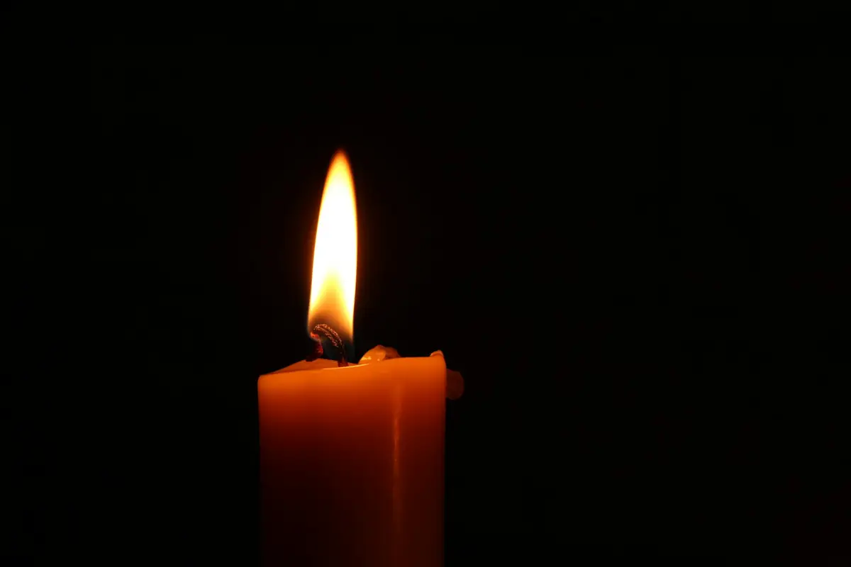 Vela encendida en recuerdo de la pareja fallecida