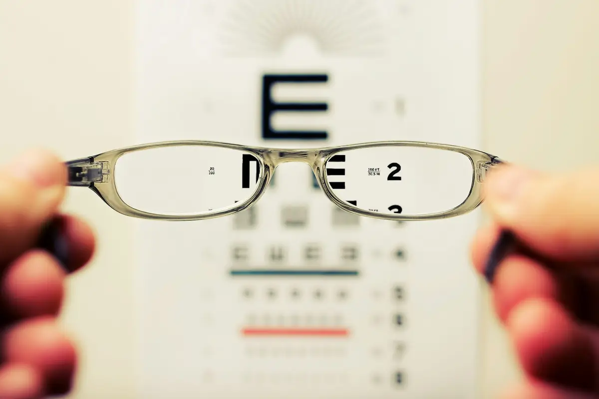 Gafas delante de un optotipo en una revisión de la vista