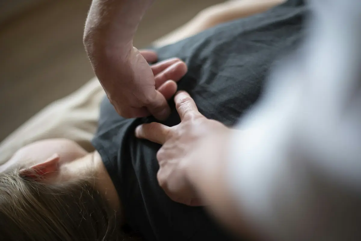 Sesión de fisioterapia para tratar las secuelas de un accidente