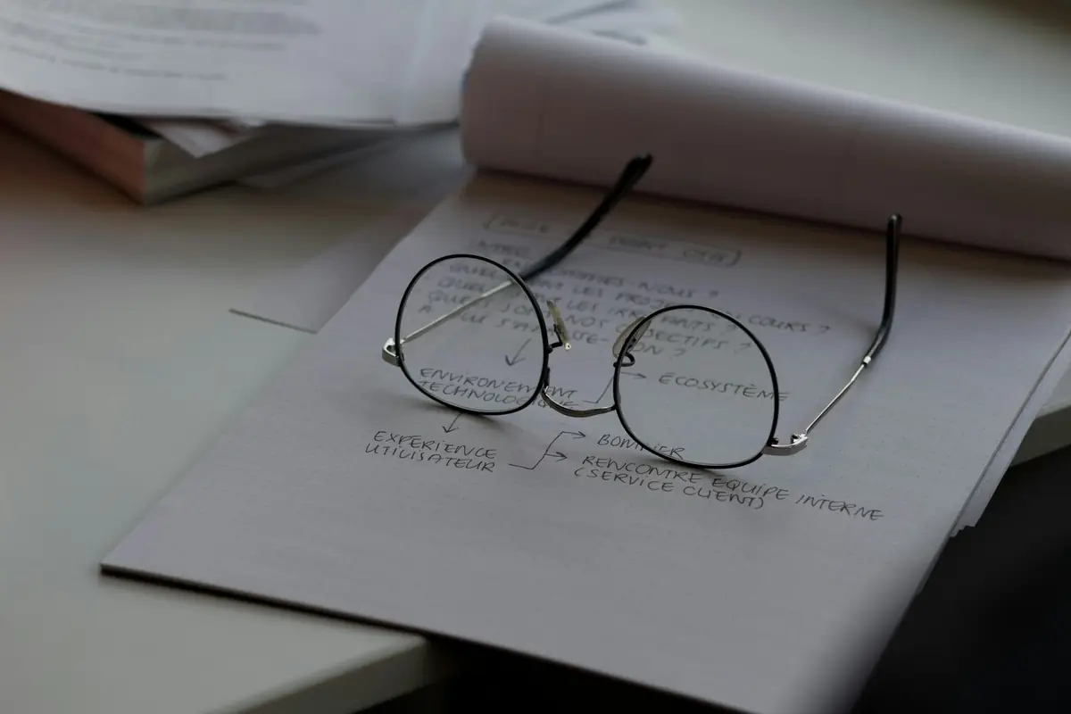 Gafas sobre un documento impreso de la aseguradora